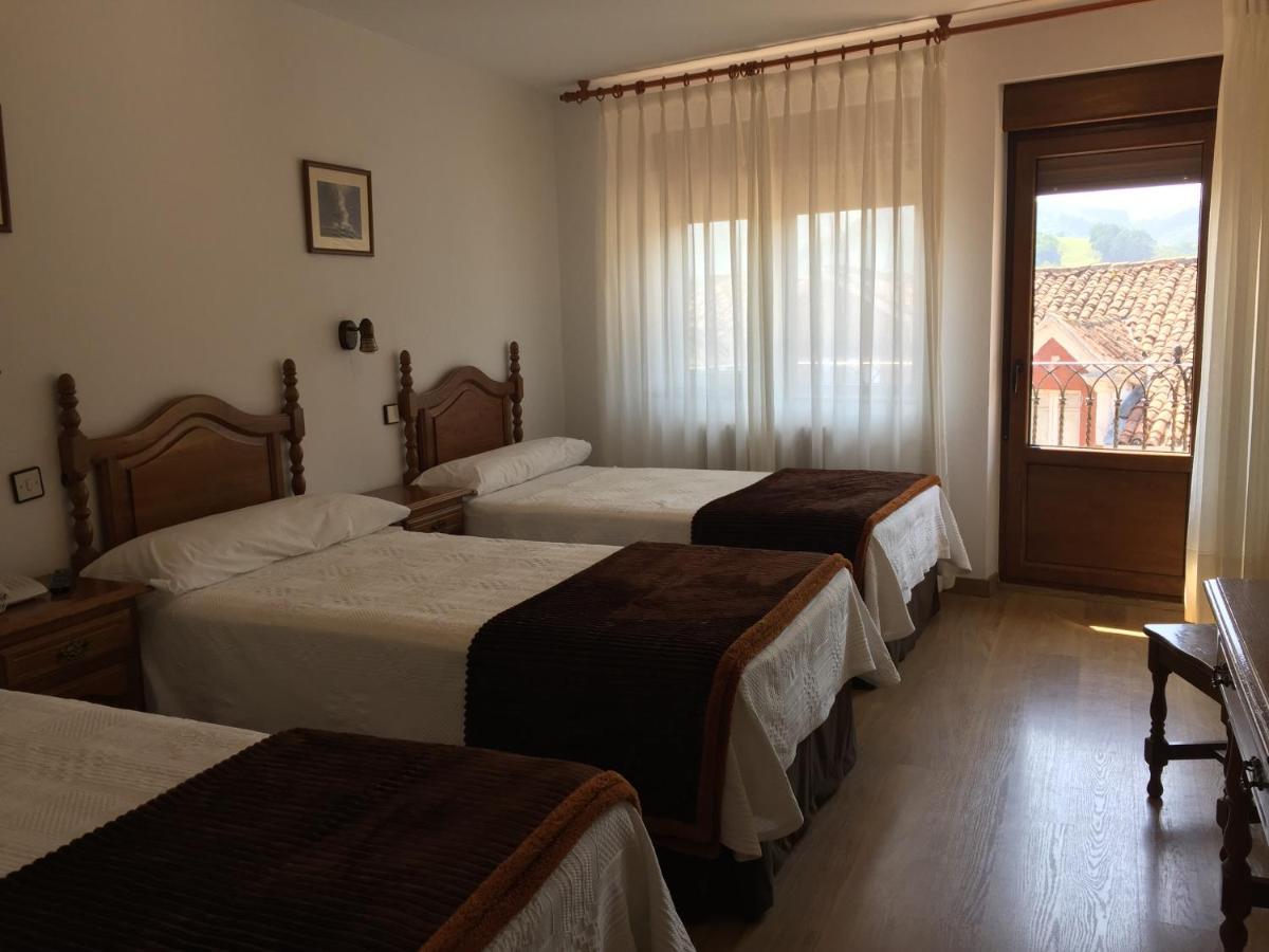 Hotel Trespalacios Panes Extérieur photo