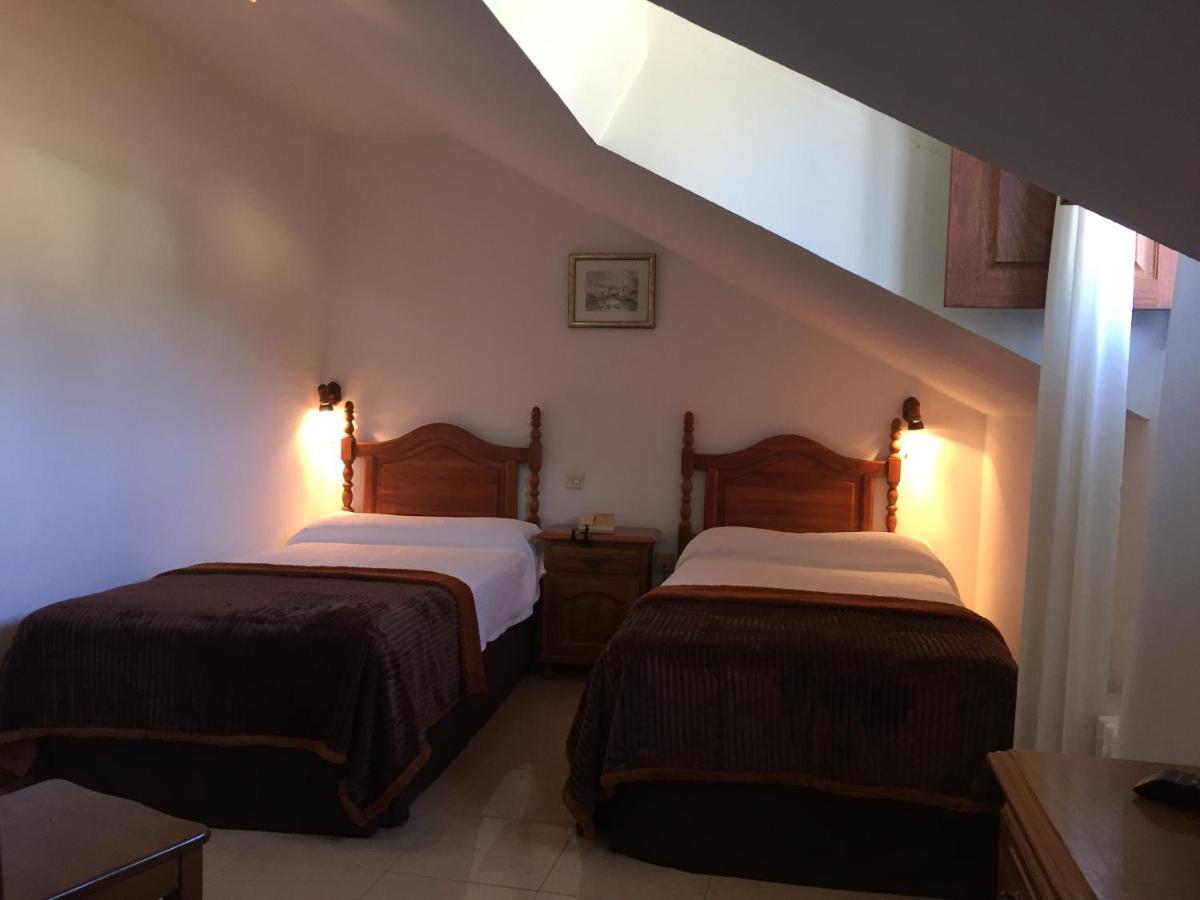 Hotel Trespalacios Panes Extérieur photo