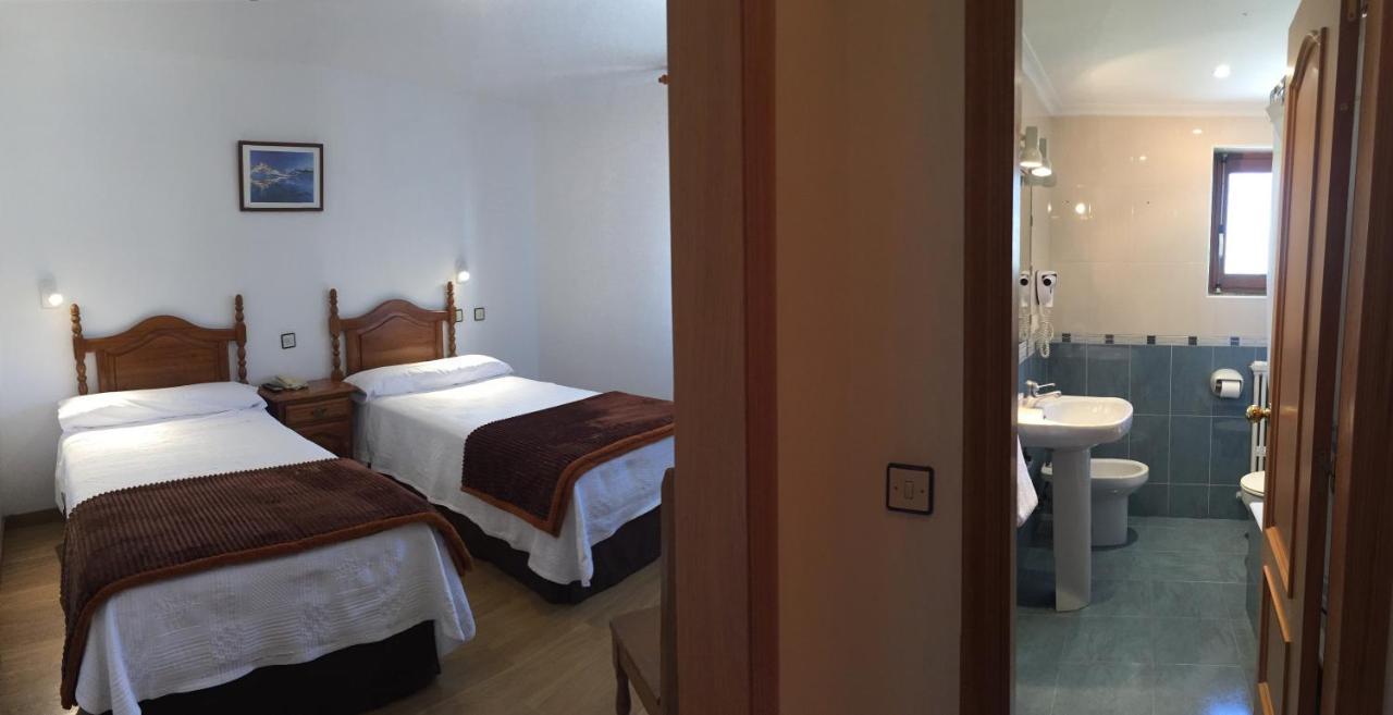 Hotel Trespalacios Panes Extérieur photo