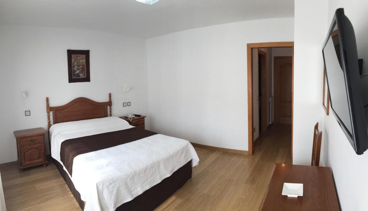 Hotel Trespalacios Panes Extérieur photo