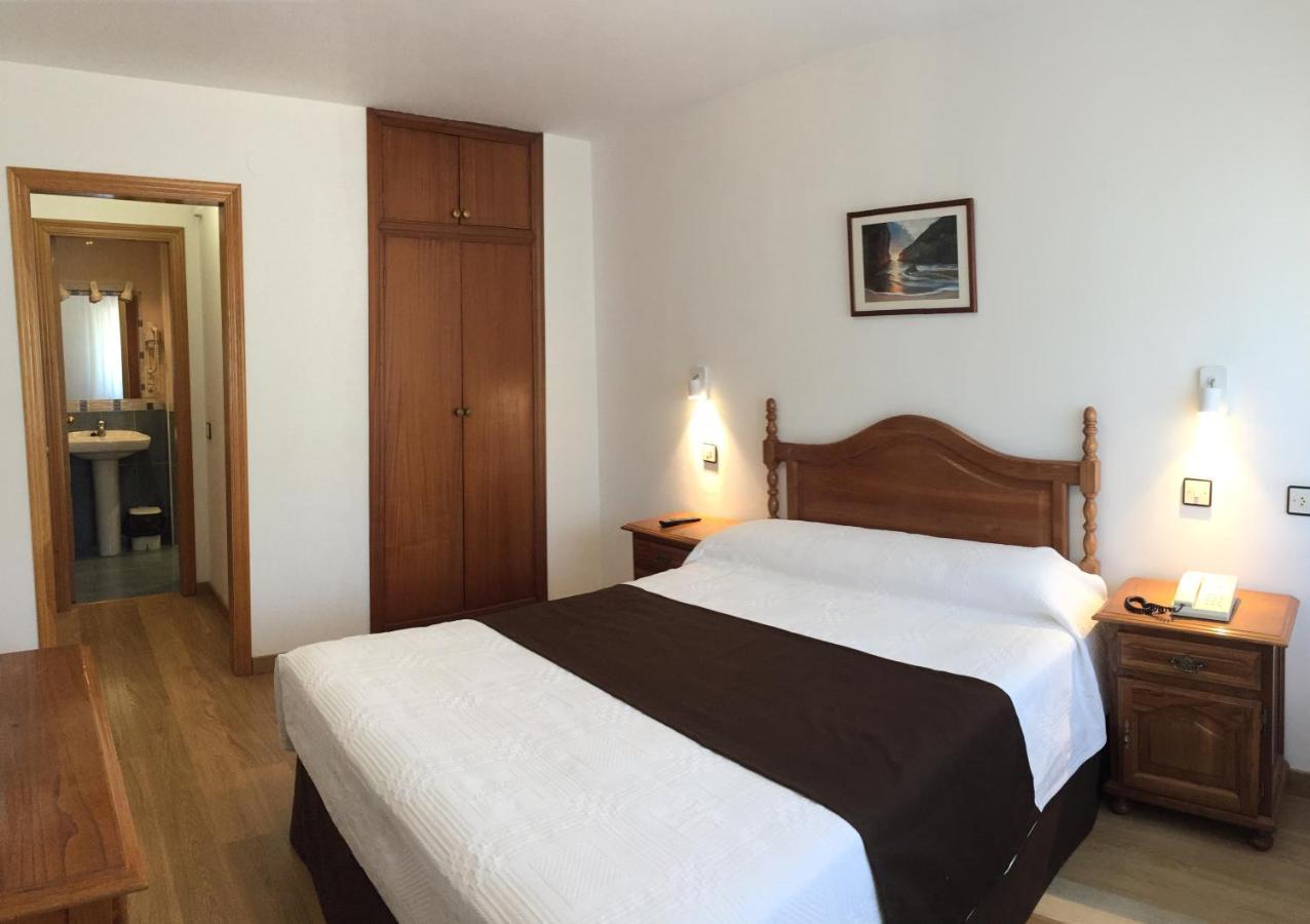 Hotel Trespalacios Panes Extérieur photo